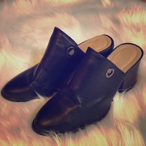 Trendy slip on black mule’s in size 6.5